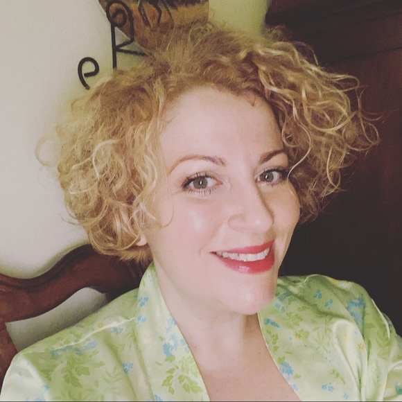 Meet your Posher, Nicole - Picture 5 of 6